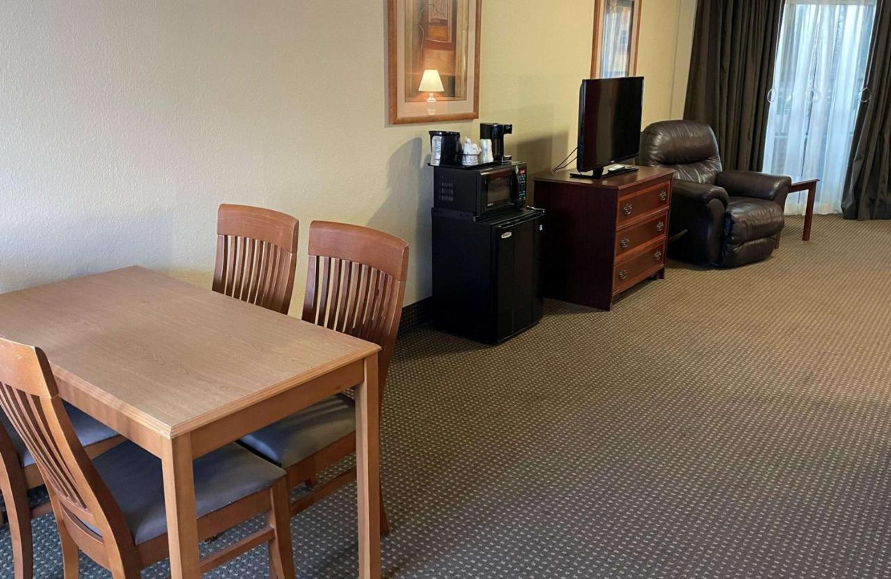 Crossroads & Event Center Hotel 3*