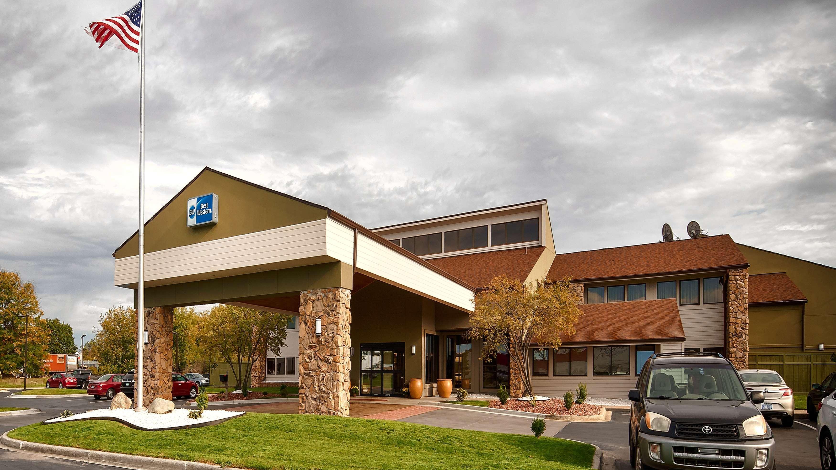 Hotel Crossroads & Event Center 3*