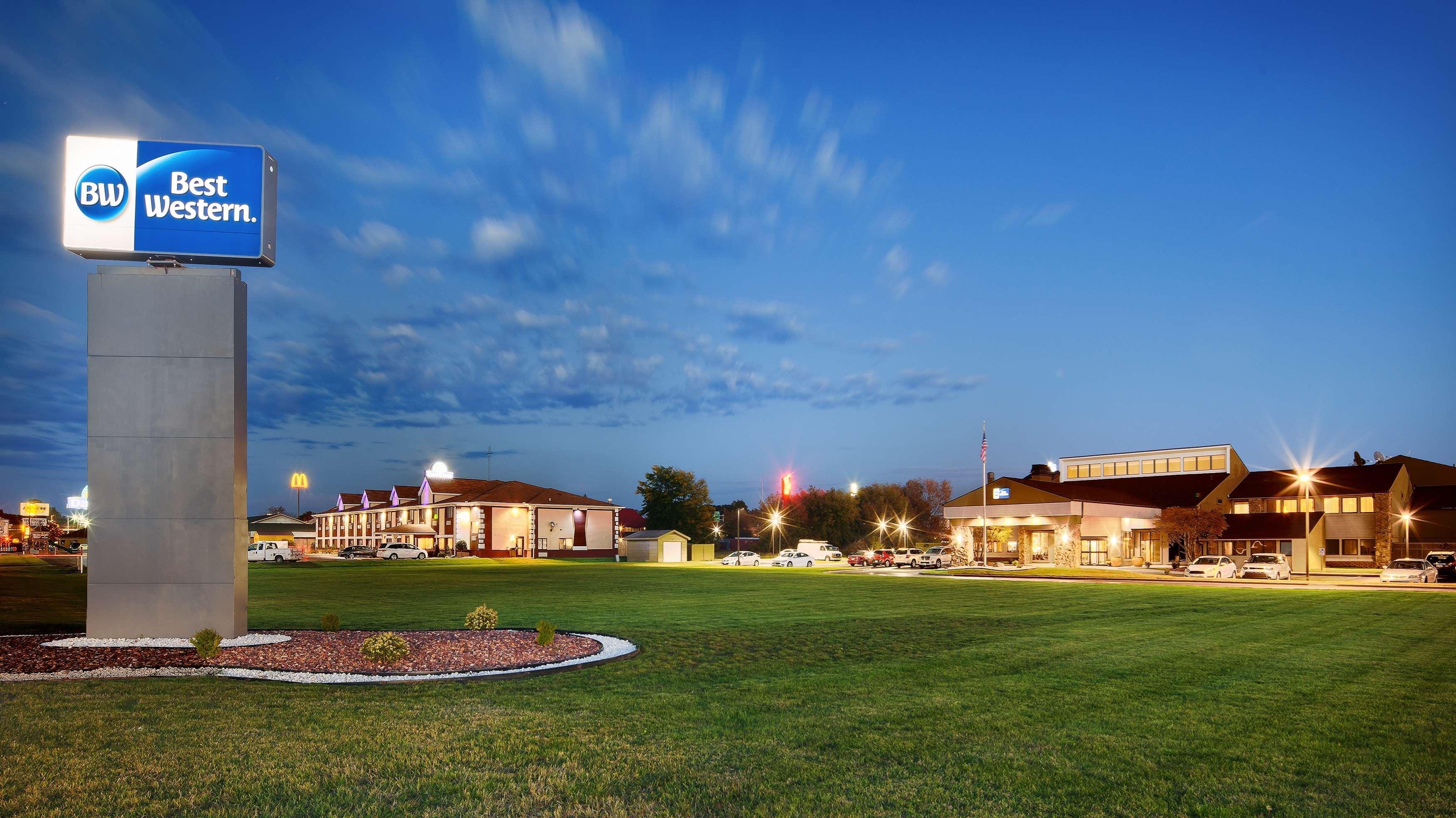 Hotel Crossroads & Event Center 3*